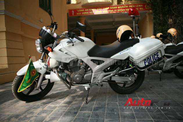 CSGT Hà Nội "hoành tráng" với Honda CBX 250 Twister 2