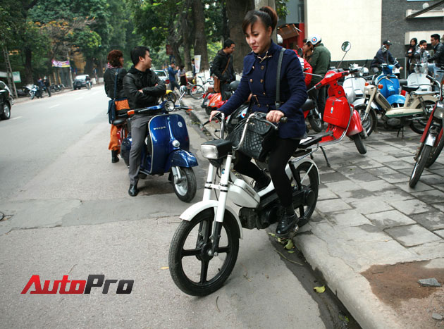 Moped Hà Nội: Hoài niệm bên chiếc xe nhả khói 8