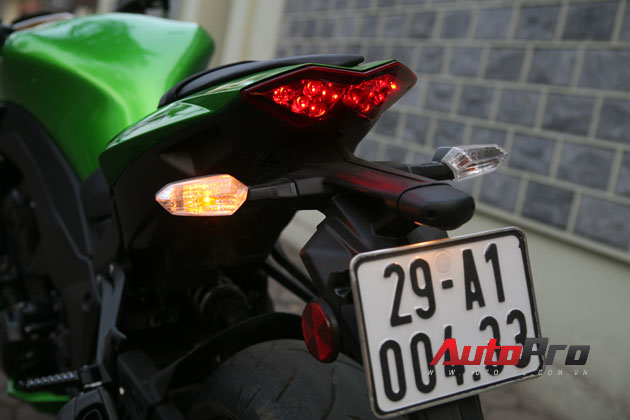 Cận cảnh Kawasaki Z1000 2013 đầu tiên tại Thủ đô 7
