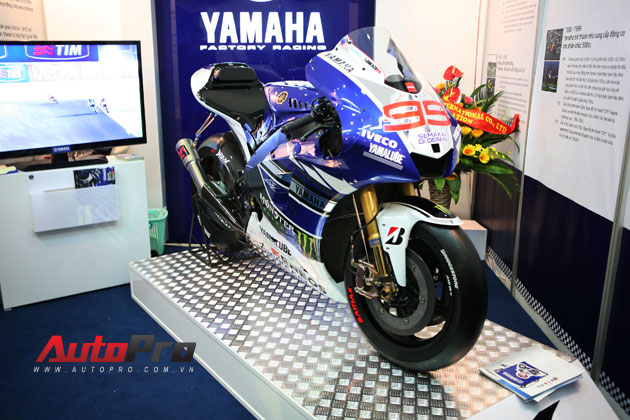 Xe đua 6 lần vô địch thế giới Yamaha YZR-M1 xuất hiện tại Hà Nội 1