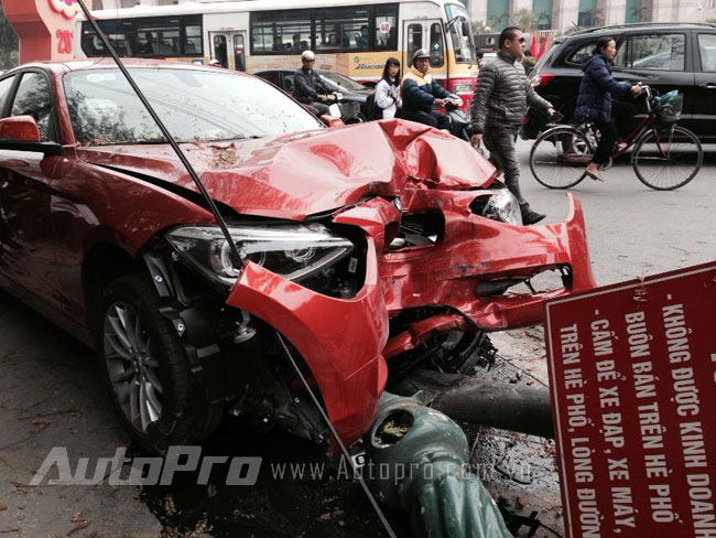 BMW 1 - series đầu tiên gặp tai nạn liên hoàn ở Hà Nội 2