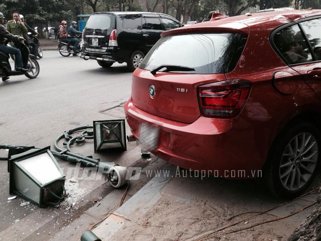 BMW 1 - series đầu tiên gặp tai nạn liên hoàn ở Hà Nội 1