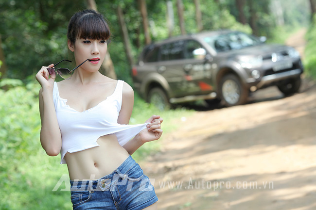 Chân dài Việt "vào rừng" cùng Mitsubishi Pajero Sport 3