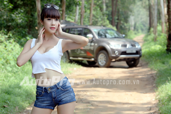 Chân dài Việt "vào rừng" cùng Mitsubishi Pajero Sport 5