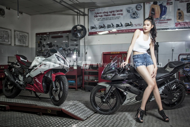 Siêu mẫu Việt khoe eo thon, chân dài bên Yamaha R15 2