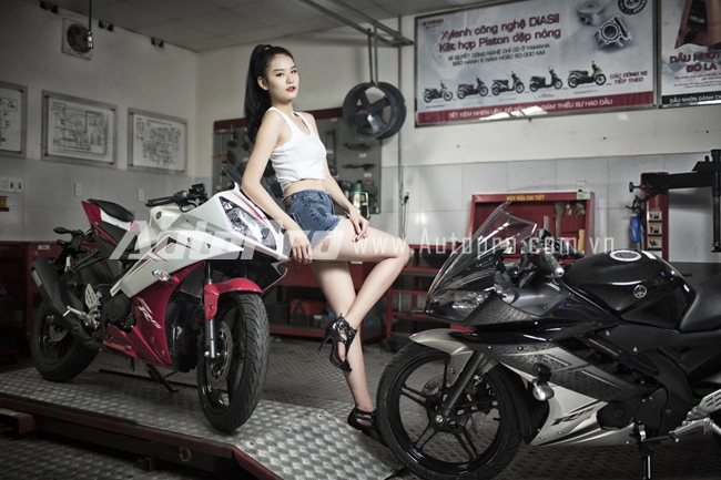 Siêu mẫu Việt khoe eo thon, chân dài bên Yamaha R15 3