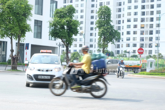 Tư vấn giao thông: Chú ý biển cấm ôtô rẽ trái ở cửa ra Times City 1