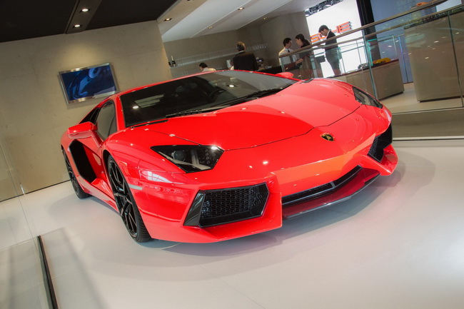 lamborghini-ra-mat-aventador-lp7004-phien-ban-xanh-tai-paris