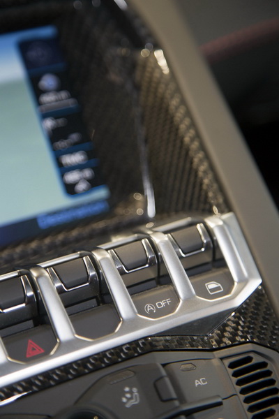 lamborghini-ra-mat-aventador-lp7004-phien-ban-xanh-tai-paris