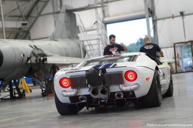 Ông hoàng Bugatti Veyron đã bị đánh bại về tốc độ 23