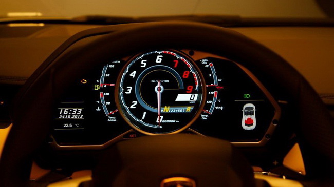 Video: Quá trình mở mui siêu xe Aventador LP700-4 Roadster 33