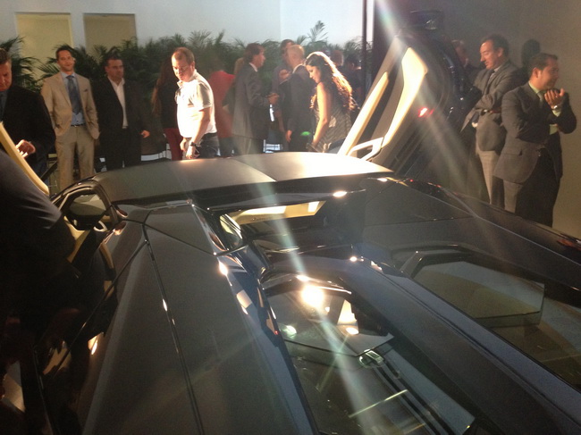 Video: Quá trình mở mui siêu xe Aventador LP700-4 Roadster 5