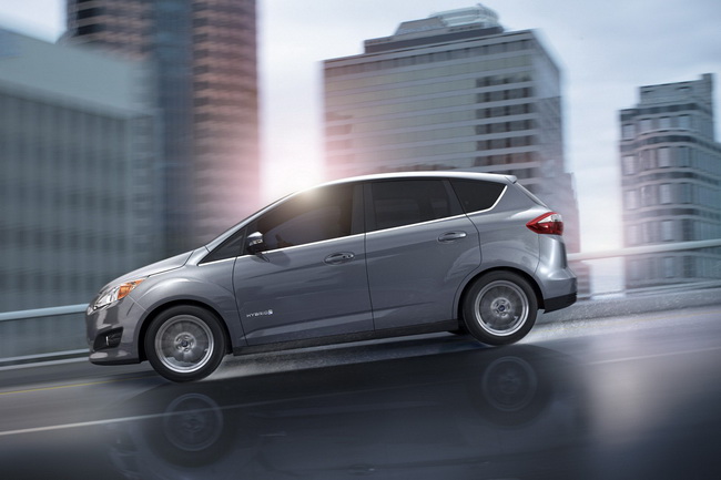 Ford khoe C-MAX Hybrid b&aacute;n chạy hơn Toyota Prius V 3