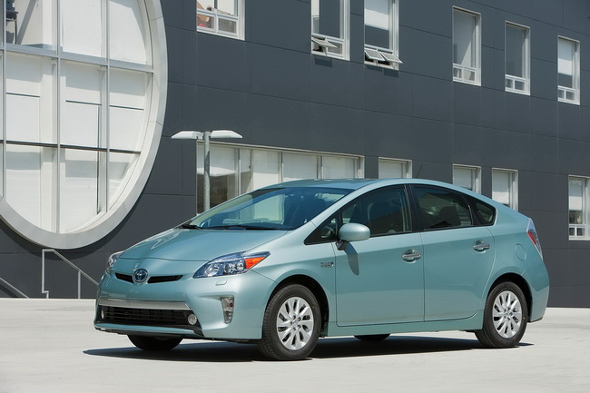 Ford khoe C-MAX Hybrid b&aacute;n chạy hơn Toyota Prius V 2