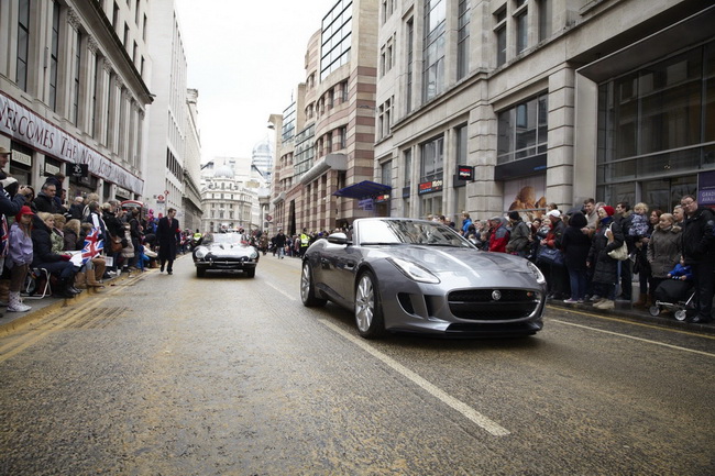 Jaguar F-Type gặp “tiền bối” E-Type tại London 2