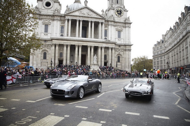 Jaguar F-Type gặp “tiền bối” E-Type tại London 3