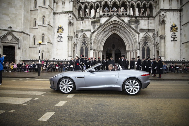Jaguar F-Type gặp “tiền bối” E-Type tại London 5