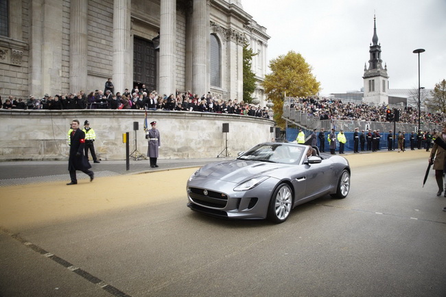 Jaguar F-Type gặp “tiền bối” E-Type tại London 6