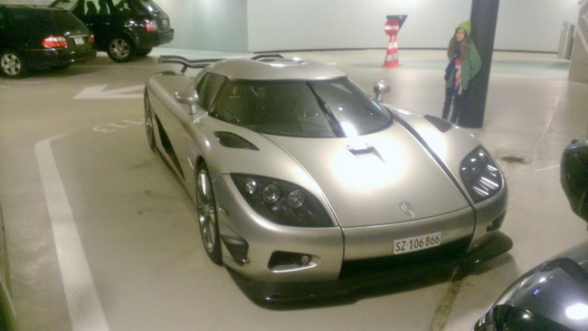 Koenigsegg CCXR Trevita bị bỏ rơi tại gara công cộng 1 Koenigsegg CCXR Trevita bị bỏ rơi tại gara công cộng 1