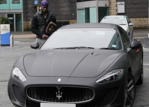 “Ngựa chứng” Balotelli sánh vai cùng Maserati GranTurismo màu đen mờ 1