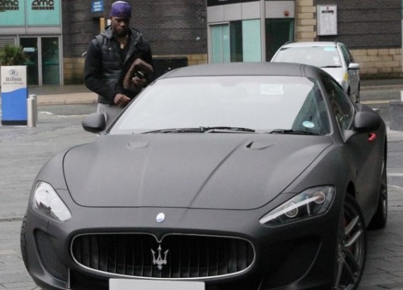 “Ngựa chứng” Balotelli sánh vai cùng Maserati GranTurismo màu đen mờ 1 “Ngựa chứng” Balotelli sánh vai cùng Maserati GranTurismo màu đen mờ 1
