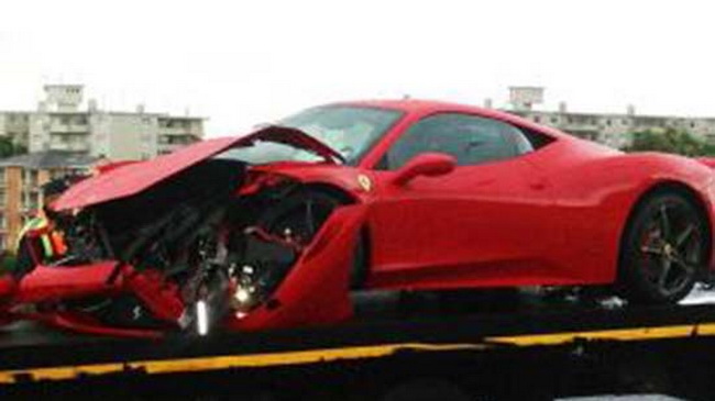 Trùm bất động sản Zimbabwean phá nát siêu xe Ferrari 458 Italia 1
