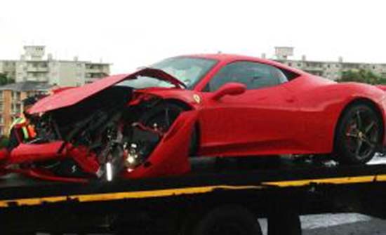 Trùm bất động sản Zimbabwean phá nát siêu xe Ferrari 458 Italia 2