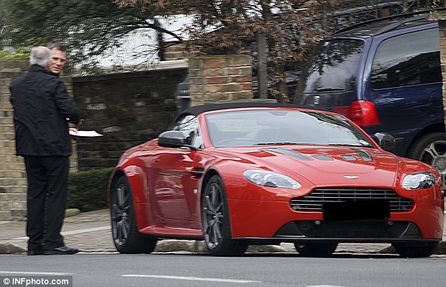 Aston Martin Vantage Roadster: quà sinh nhật cho "James Bond" 1