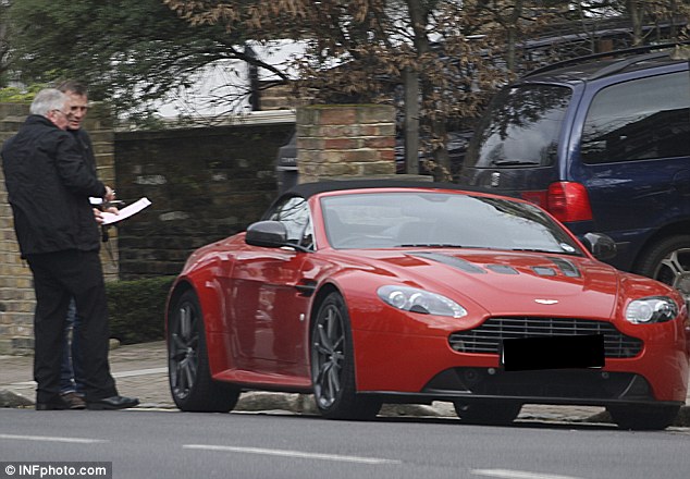 Aston Martin Vantage Roadster: quà sinh nhật cho "James Bond" 2
