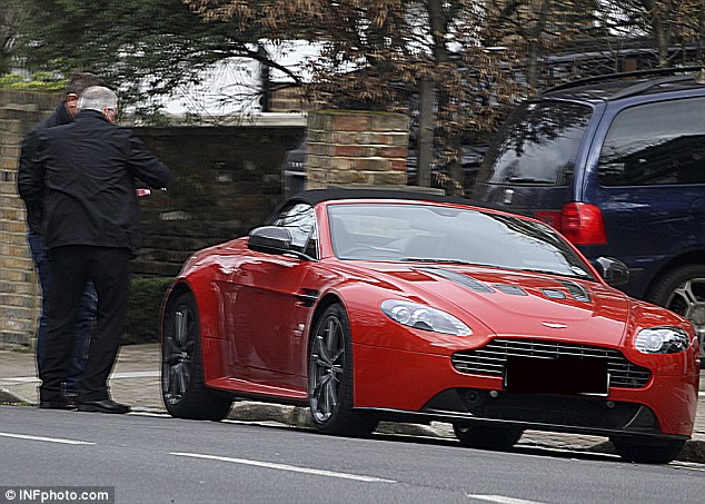 Aston Martin Vantage Roadster: quà sinh nhật cho "James Bond" 3