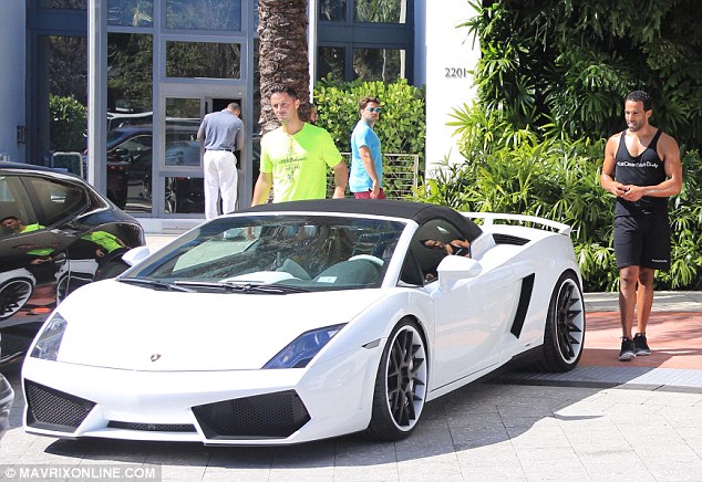 Nam ca sỹ Craig David tậu siêu xe Lamborghini mui trần trắng muốt 1