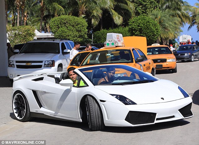 Nam ca sỹ Craig David tậu siêu xe Lamborghini mui trần trắng muốt 7