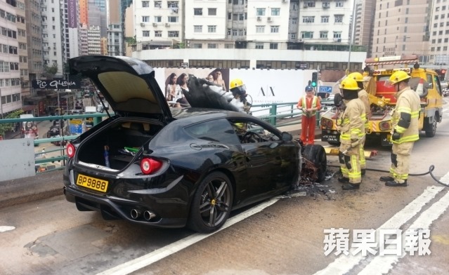 Hai siêu xe Ferrari "rủ nhau" lâm nạn 4