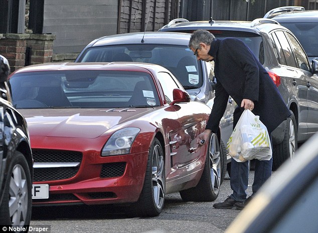 Mr. Bean đi mua sắm bằng siêu xe cửa cánh chim 6