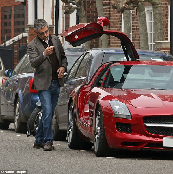 Mr. Bean đi mua sắm bằng siêu xe cửa cánh chim 3