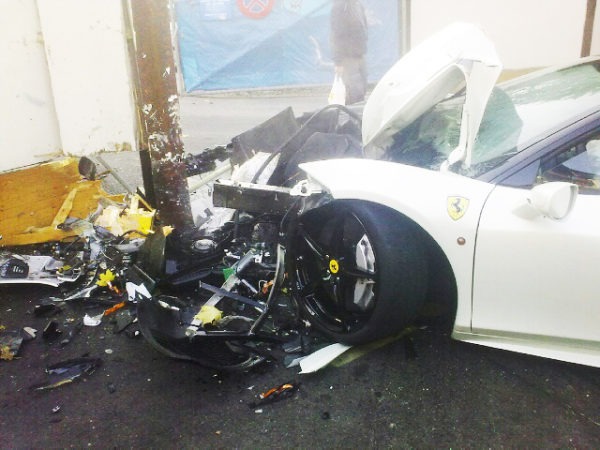 Ferrari 458 Italia và McLaren 12C đua nhau gặp nạn 3 Ferrari 458 Italia và McLaren 12C đua nhau gặp nạn 3