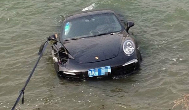 Porsche 911 tắm hồ tại Trung Quốc 2