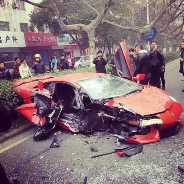 Lamborghini Aventador đâm nát đầu xe buýt tại Trung Quốc 1