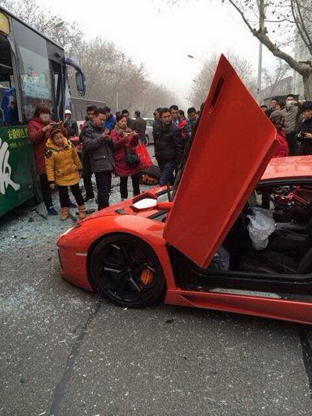 Lamborghini Aventador đâm nát đầu xe buýt tại Trung Quốc 2