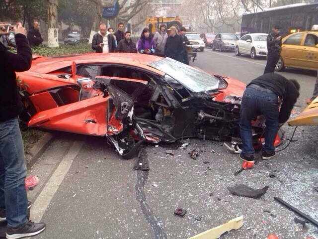 Lamborghini Aventador đâm nát đầu xe buýt tại Trung Quốc 3