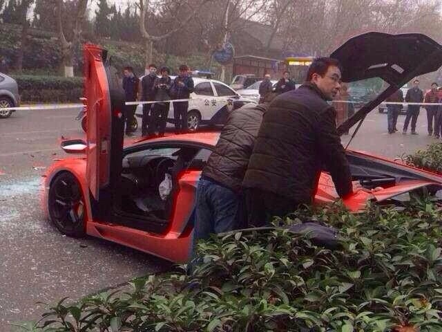 Lamborghini Aventador đâm nát đầu xe buýt tại Trung Quốc 4
