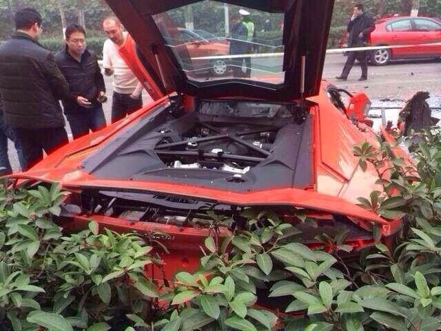 Lamborghini Aventador đâm nát đầu xe buýt tại Trung Quốc 5