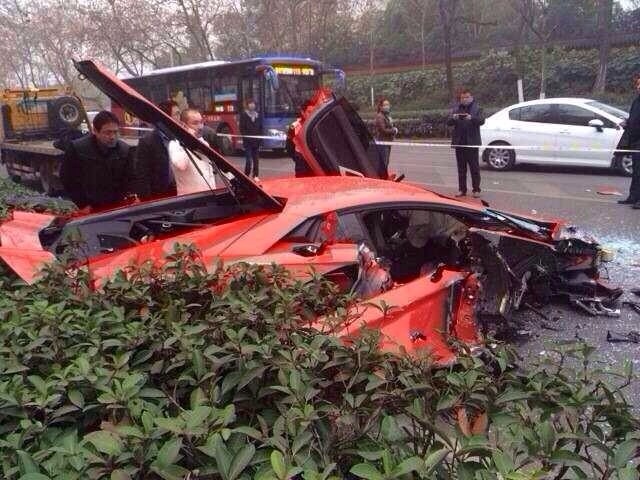 Lamborghini Aventador đâm nát đầu xe buýt tại Trung Quốc 6