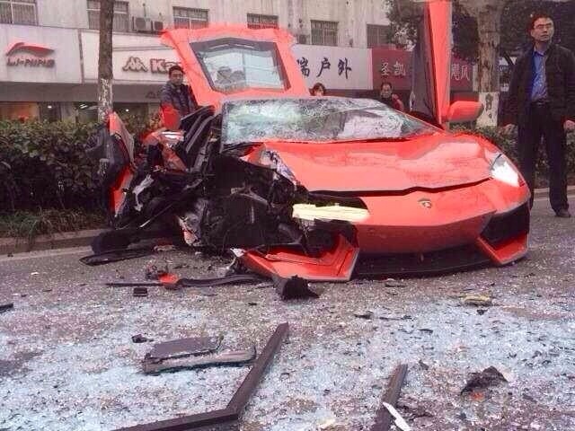 Lamborghini Aventador đâm nát đầu xe buýt tại Trung Quốc 7
