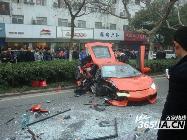 Lamborghini Aventador đâm nát đầu xe buýt tại Trung Quốc 10