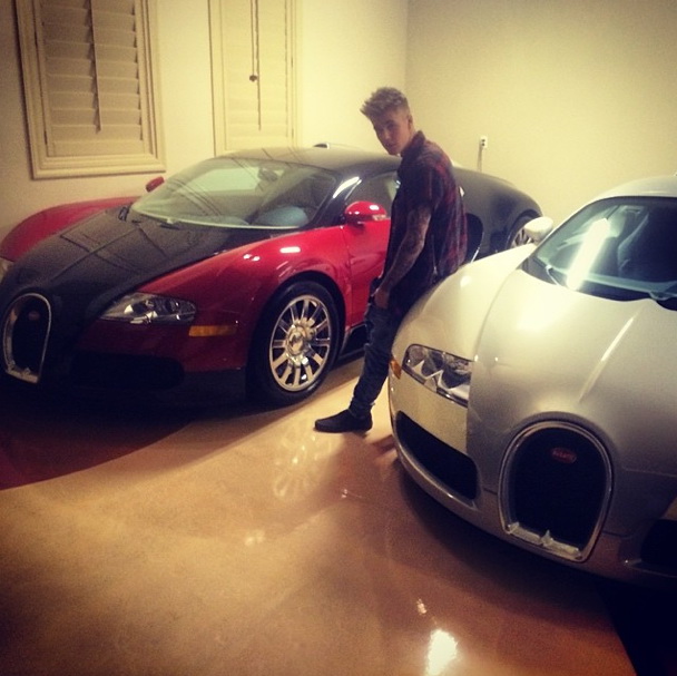 Justin Bieber "tự sướng" cùng hai siêu xe Bugatti Veyron 1