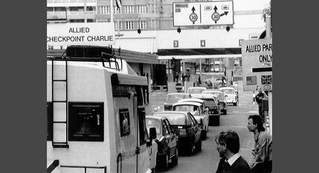 Bumper-to-bumper giao thông tại Đồng Minh Checkpoint Charlie ở Berlin, ngày 14 tháng 4 năm 1990, nơi hàng ngàn người Đức từ Đông và Tây vượt qua biên giới cho lễ Phục Sinh chuyến đi nghỉ cuối tuần. Đối với nhiều người Đức đó là cơ hội đầu tiên trong nhiều thập kỷ để dành Phục Sinh với người thân ở phía bên kia của đất nước. (AP Photo / Rainer Klostermeier)