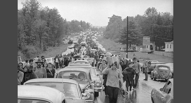Gần một triệu người hâm mộ âm nhạc giảm dần về Woodstock trong tháng 8 năm 1969 đã tạo ra một ách tắc giao thông 10-dặm dài trên New York Thruway kéo dài toàn bộ lễ hội kéo dài ba ngày. Bầu không khí trong hàng đợi được thư giãn, như bạn có thể mong đợi, với hành khách trò chuyện với nhau từ mũ trùm của bò xe và dã ngoại ở giữa đường. Mặc dù nhiều người quay lưng lại vì giao thông, nhiều người khác từ bỏ chiếc xe của họ và đi phần còn lại của con đường. Cuối cùng, 500.000-mười lần dự đoán số-đã làm cho nó thông qua. Các giao thông gây hậu quả thú vị. Mặc dù những người biểu diễn cao nhất-profile đã bay trong bằng trực thăng, những người khác đã phải tự lái. Khi mở lên kế hoạch đã bị mắc kẹt trong giao thông, nhà tổ chức đã tuyệt vọng để tìm thấy một nghệ sĩ là cả hiện tại và sẵn sàng (tức là, không quá bị ném đá). Sau một Hog Farmer đã dẫn đầu đám đông trong một buổi tập yoga, Richie Havens đã được gửi trên sân khấu. Ông đã tổ chức các đám đông trong gần ba giờ. Và khi ông chạy ra khỏi bài hát, ông đã ứng khẩu Tự do, mà đã trở thành một hit quốc tế. Trên đây, người hâm mộ âm nhạc mứt các đường cao tốc hàng đầu từ Bethel, New York vào ngày 16 tháng tám năm 1969, khi chúng rời khỏi Woodstock Music và Liên hoan nghệ thuật.
