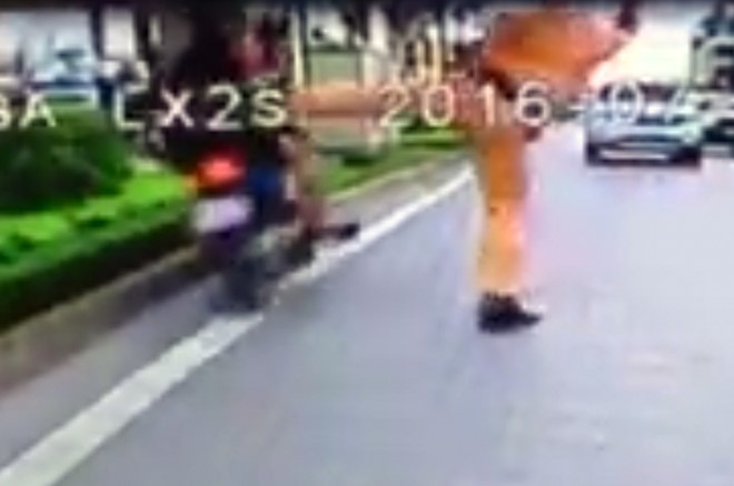 
Công an Hà Nội phủ nhận thông tin CSGT đạp ngã người đi xe máy. Ảnh cắt từ clip.
