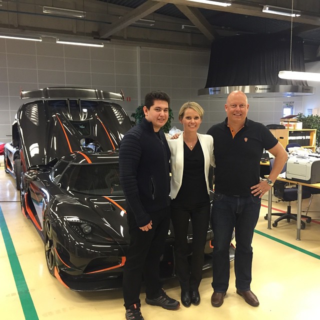 Pasin khoe ảnh chụp chung với ông Christian von Koenigsegg, chủ hãng siêu xe Thụy Điển, trong lần đến thăm nhà máy.